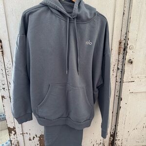 ALO Yoga Women’s accolade hoodie (steel gray)